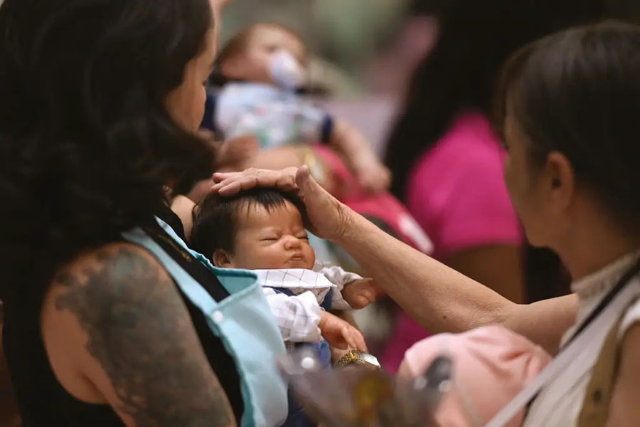 BEBÊ REBORN COM MULHERES MEIA IDADE